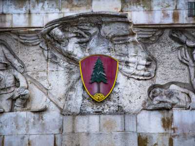 In realt� in origine al posto della figura si trovava un busto di Mussolini, che fu poi rimosso alla fine della guerra